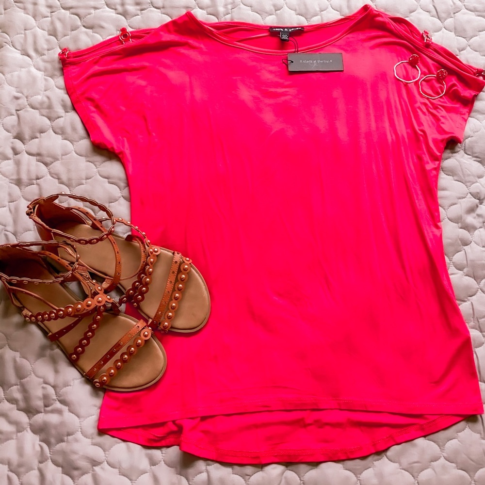 Stunning red shirt!